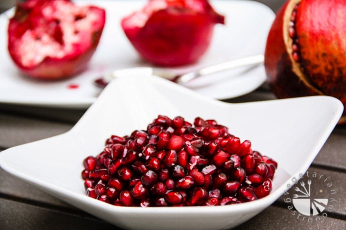 How To De-Seed a Pomegranate (Fast Way) 