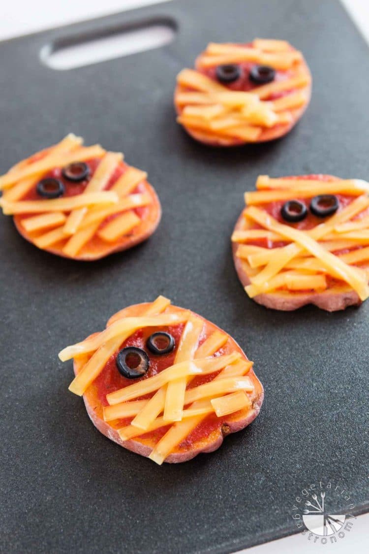 Halloween Potato Pizza Mummies #vegan #glutenfree | vegetariangastronomy.com