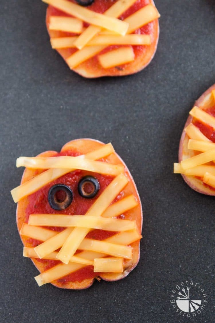 Halloween Potato Pizza Mummies #vegan #glutenfree | vegetariangastronomy.com