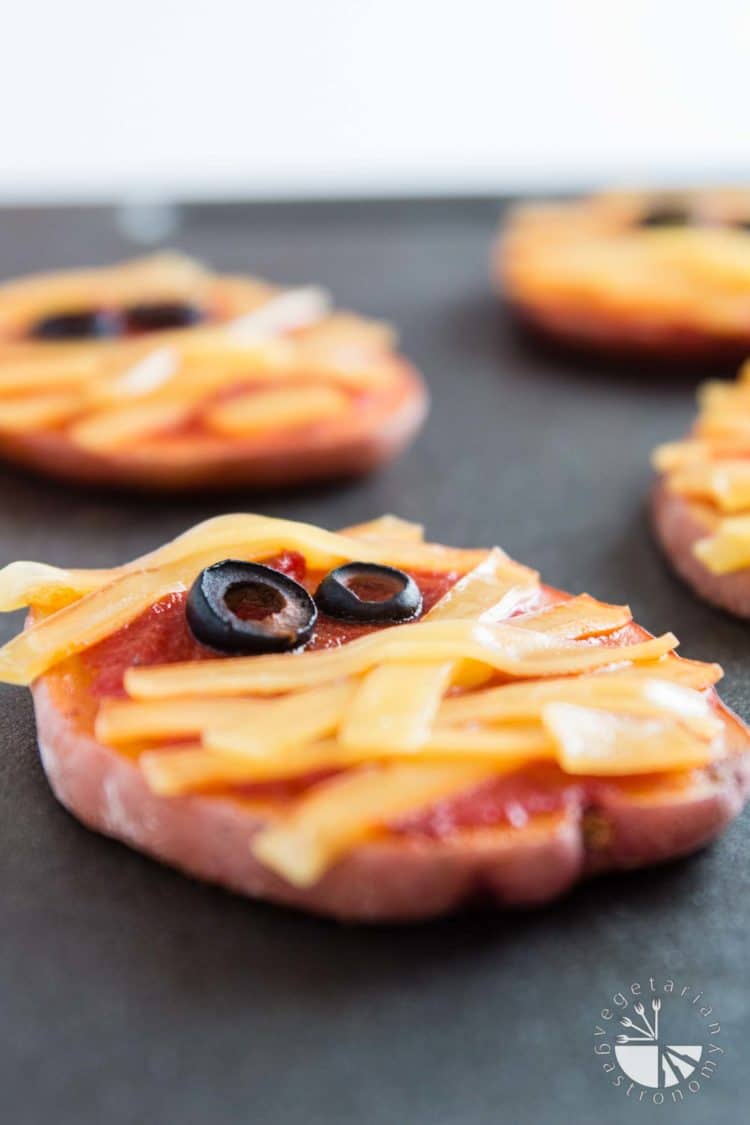 Halloween Potato Pizza Mummies #vegan #glutenfree | vegetariangastronomy.com