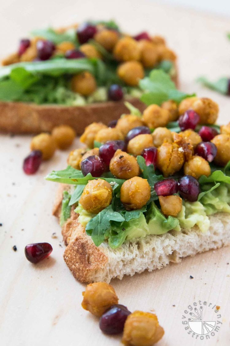 Avocado Toast Recipe with Roasted Chickpeas, Arugula, & Pomegranate Seeds #vegan #glutenfree | www.vegetariangastronomy.com