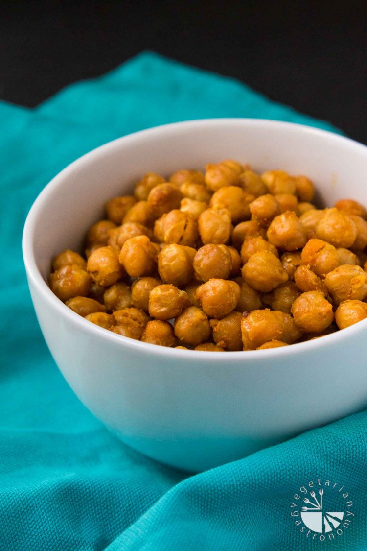 These Sweet & Salty Oven Roasted Curried Chickpeas are the perfect side dish, appetizer, or delicious snack to munch on! #vegan #glutenfree | www.Vegetariangastronomy.com