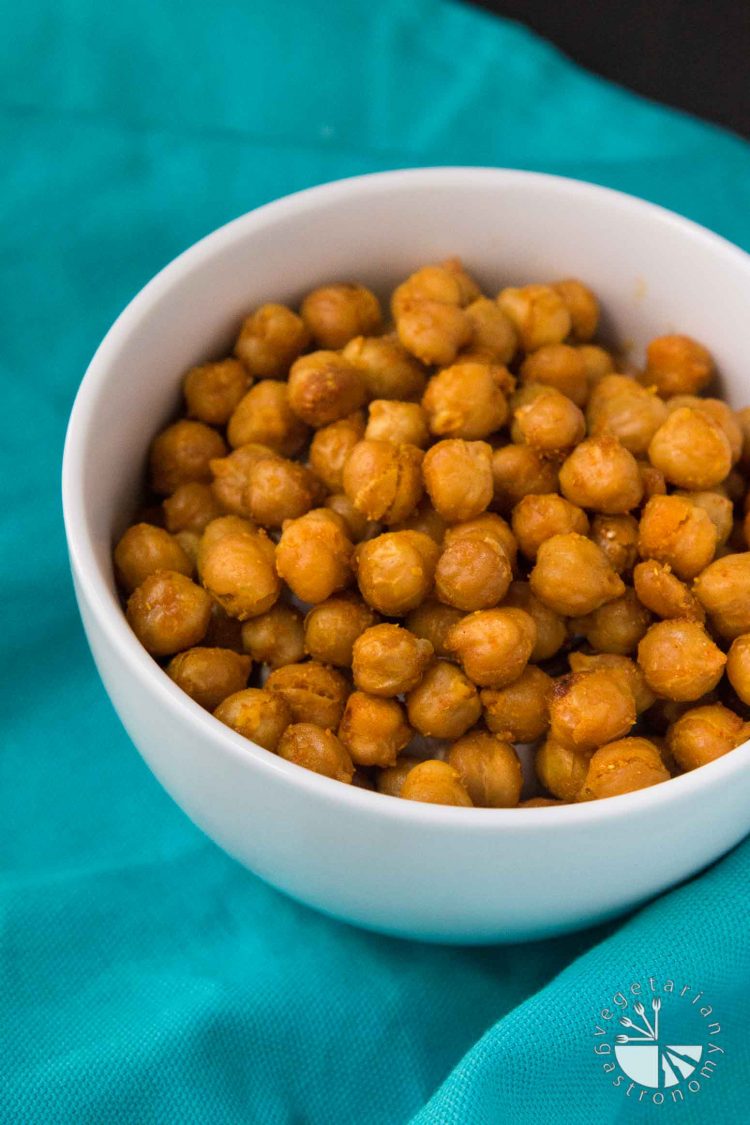 These Sweet & Salty Oven Roasted Curried Chickpeas are the perfect side dish, appetizer, or delicious snack to munch on! #vegan #glutenfree | www.Vegetariangastronomy.com