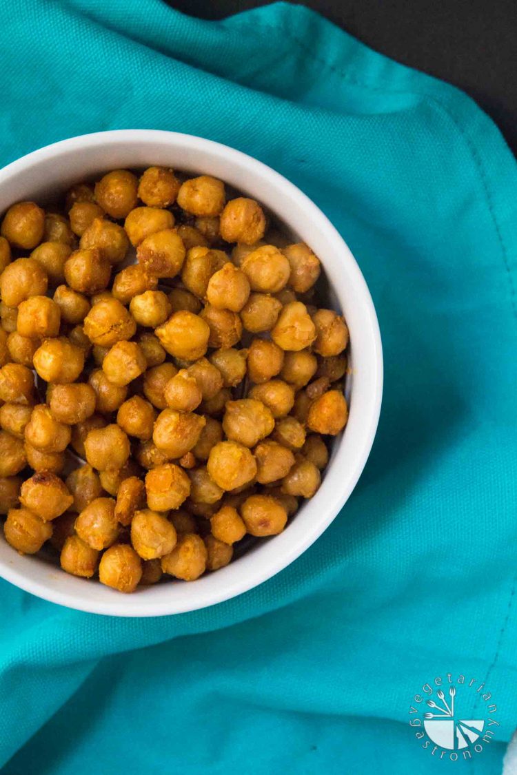 These Sweet & Salty Oven Roasted Curried Chickpeas are the perfect side dish, appetizer, or delicious snack to munch on! #vegan #glutenfree | www.Vegetariangastronomy.com