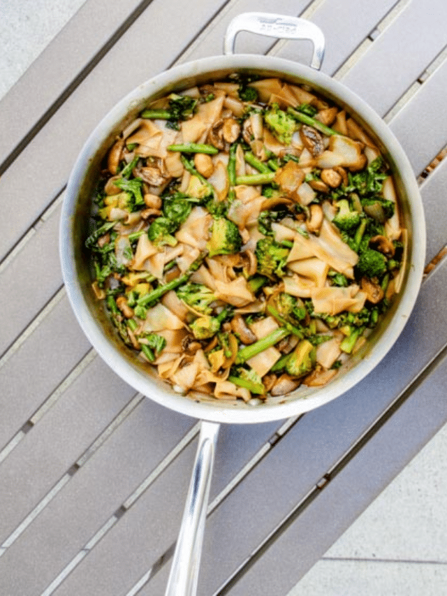 Thai Flat Rice Noodles with Broccoli & Asparagus